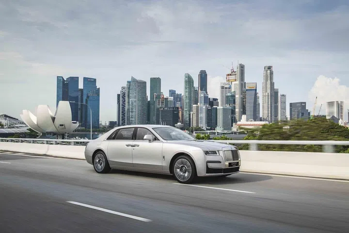 古思特加长版（Ghost Extended）比普通版多出170毫米空间，全车采用百分百的全铝车身架构。