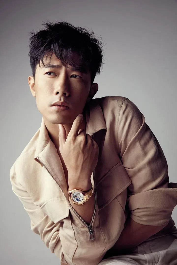 亚麻衬衫/Loro Piana; Chronomaster Sport腕表18K玫瑰金款/Zenith。
