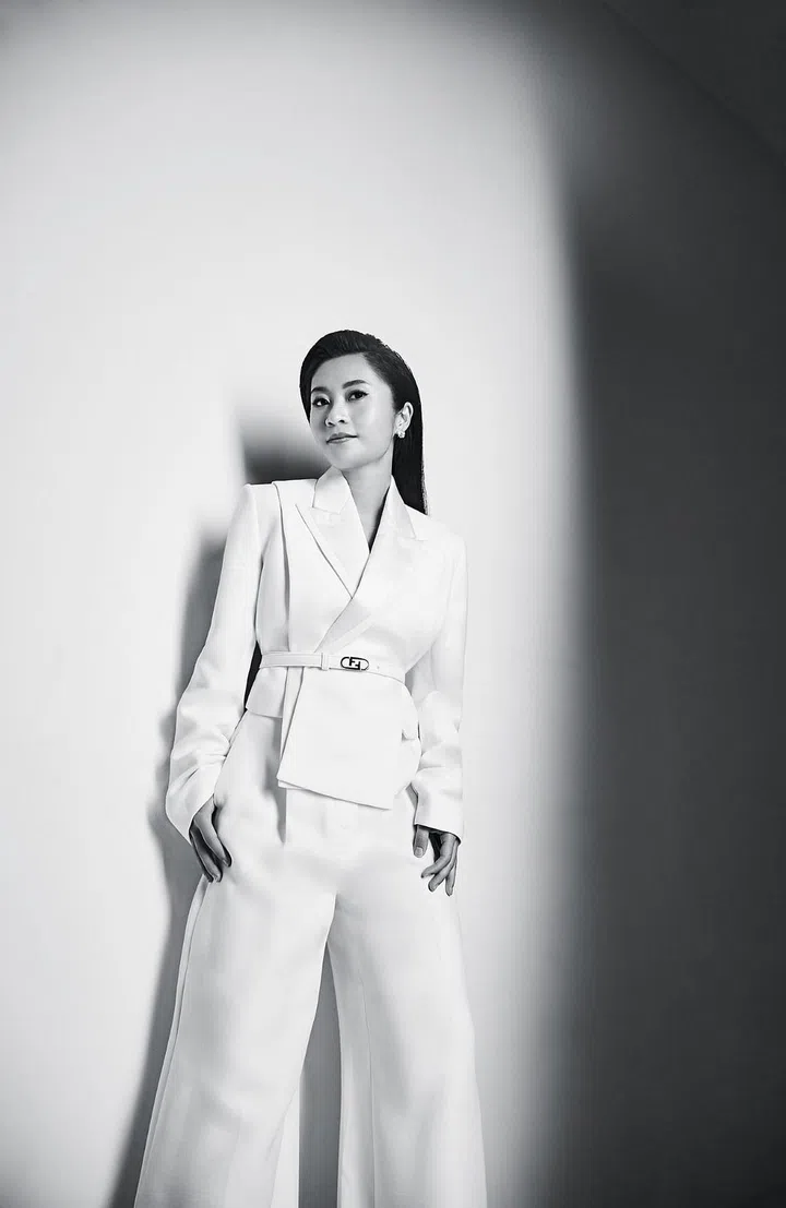 羊毛真丝夹克和背心、长裤/Fendi。
