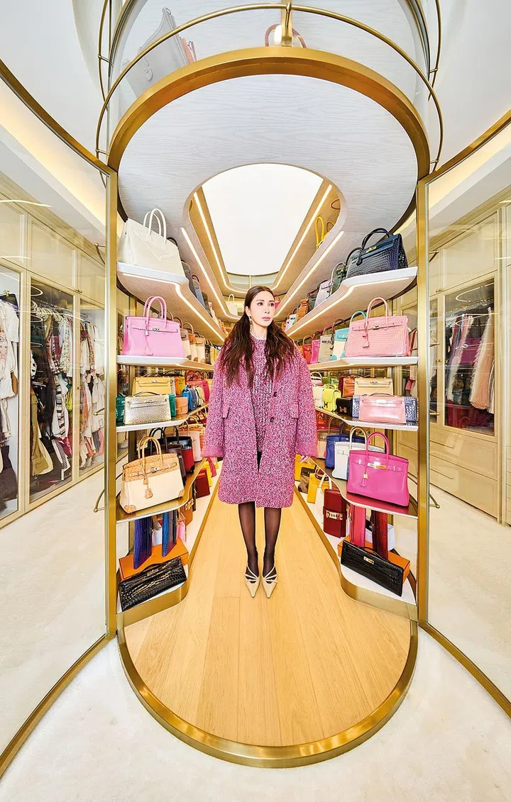 羊毛卡班夹克、羊毛半身裙、皮革鞋履/Prada。