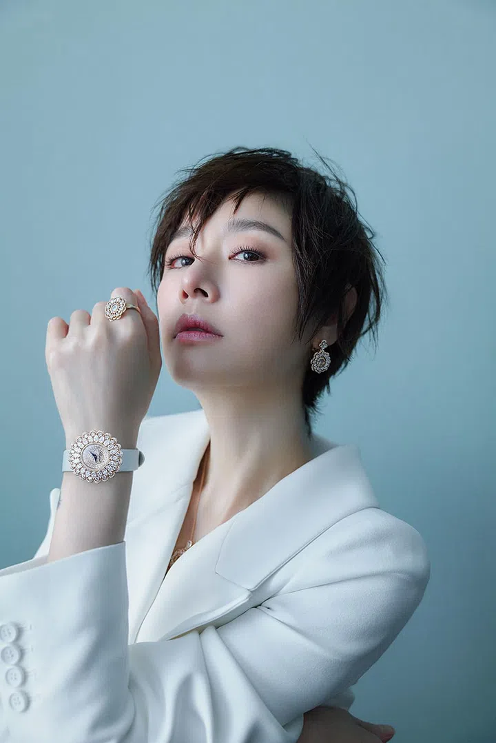Precious Chopard系列腕表; Happy Diamonds系列钻石戒指; Happy Diamonds系列钻石耳环/Chopard。西装/Michael Kors Collection。
