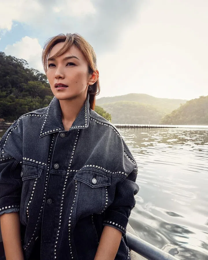 从悉尼市中心驱车近45分钟便可抵达位于穆尼穆尼的Sydney Oyster Farm Tour，沉浸在大自然的恬静与宁谧之中，享受纯粹的乡村氛围。 outfit: 白薇秀 / Dior