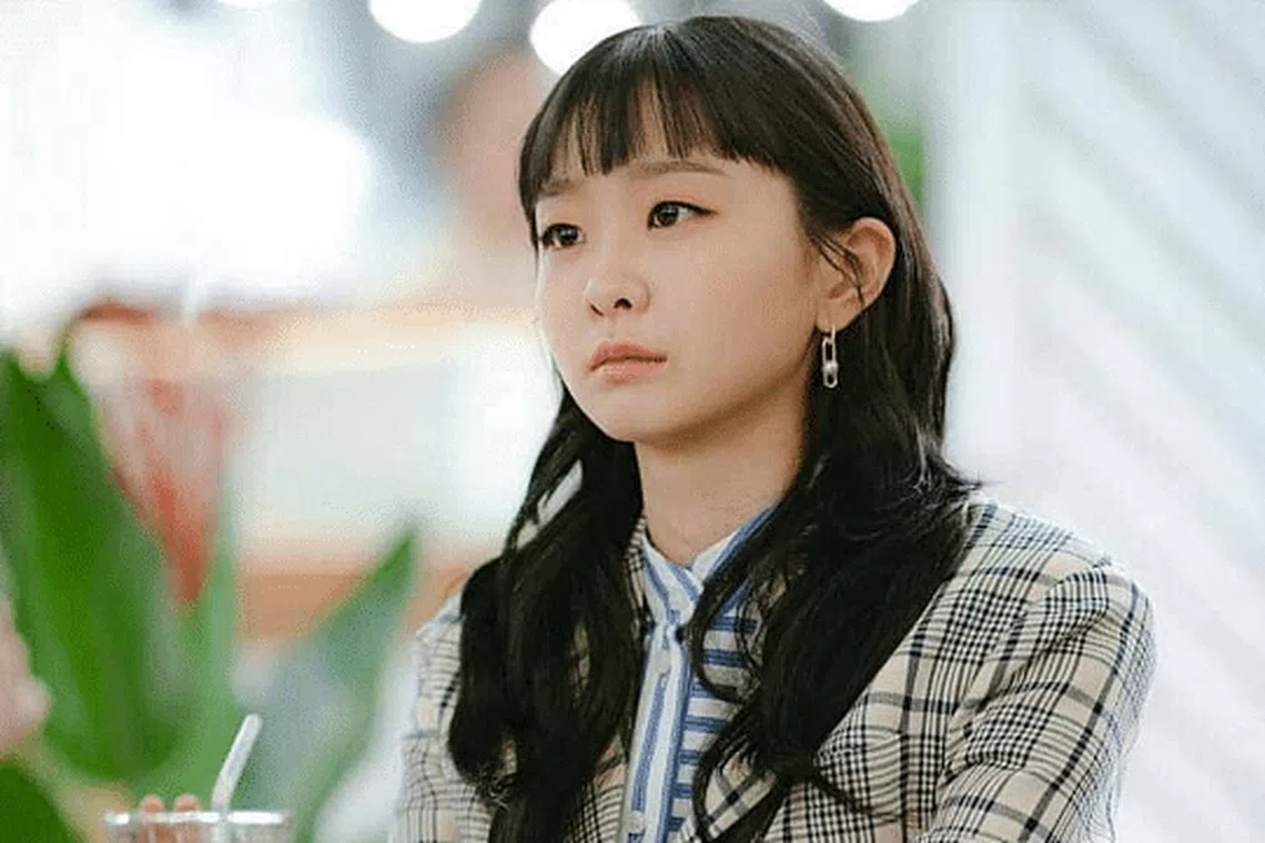 免费照片： 一个化了妆的女人的脸，红色和蓝色的油漆从她的嘴唇上滴落，墙上涂鸦的特写, image size:1140x760