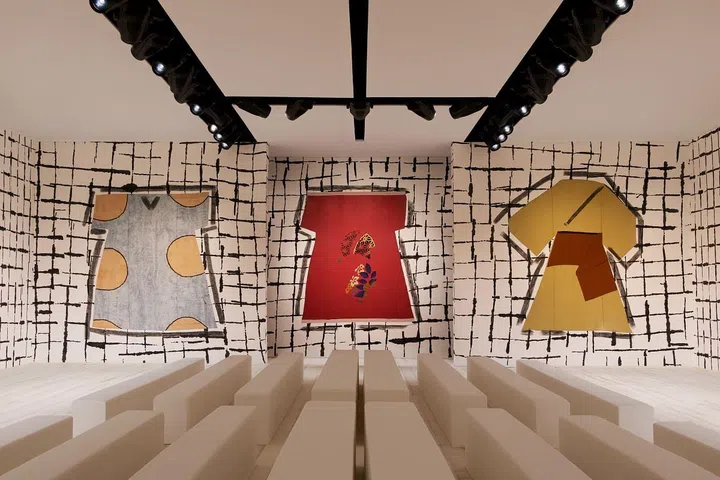 视觉艺术家Isabella Ducrot构想了一个名为“Big Aura”的布景，并由Chanakya School of Craft工艺学院负责制作。