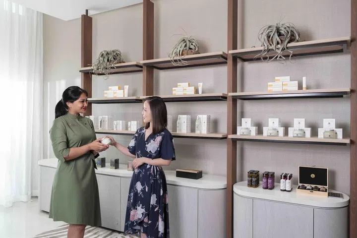 豪亚水疗中心(Oasia Spa)由专业理疗师提供各种按摩、护肤和美容护理服务。