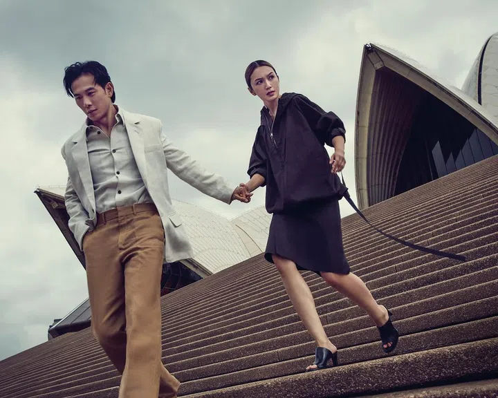 悉尼歌剧院作为全球最具 代表性的建筑之一，于2022年 迎来50周年庆典。自1973年 盛大开放以来，这座由丹麦 建筑师Jørn Utzon与澳大 利亚建筑师Peter Hall共同 设计的建筑杰作，早已成为 澳大利亚文化与艺术的象征。 半个世纪以来，歌剧院不仅 承办·了无数音乐会、戏剧演出与文化活动，也成为·世界各地 游客大卡的焦点。outfit: 戚玉武 & 白薇秀 / Tod‘s