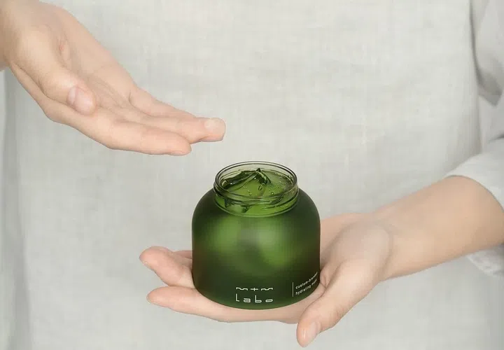 custom-blended hydrating mask给予肌肤全面深入的保湿新体验。