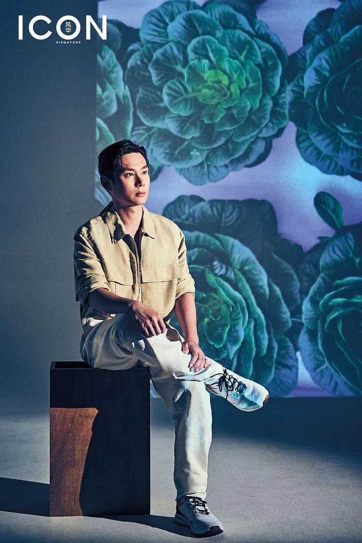 棉麻拉链衬衫、棉麻裤和帆布运动鞋/Loro Piana。