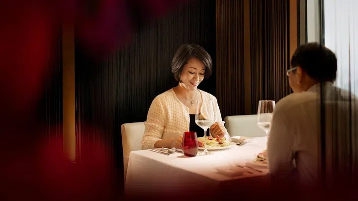 用户可跳过等候名单，轻松品尝米其林餐馆的珍馐美馔，享受顶级信用卡带来的尊荣服务。