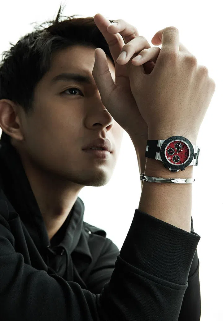 棉质连帽衫/Valentino。Aluminium Ducati特别版腕表; B.Zero1系列白金手镯/Bvlgari。