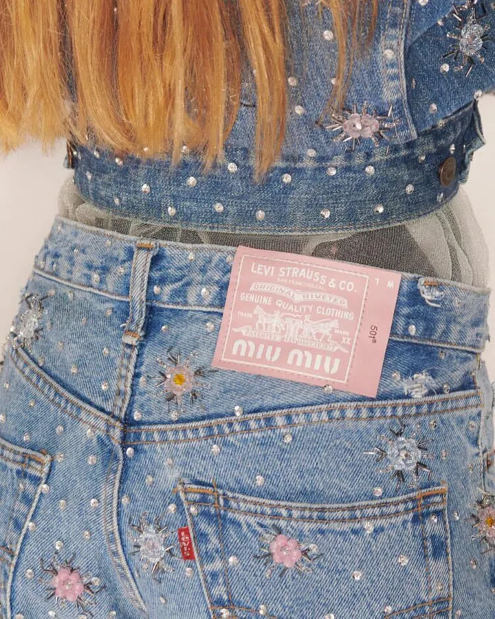 Upcycled by Miu Miu X Levi's®重塑系列。照片：Miu Miu
