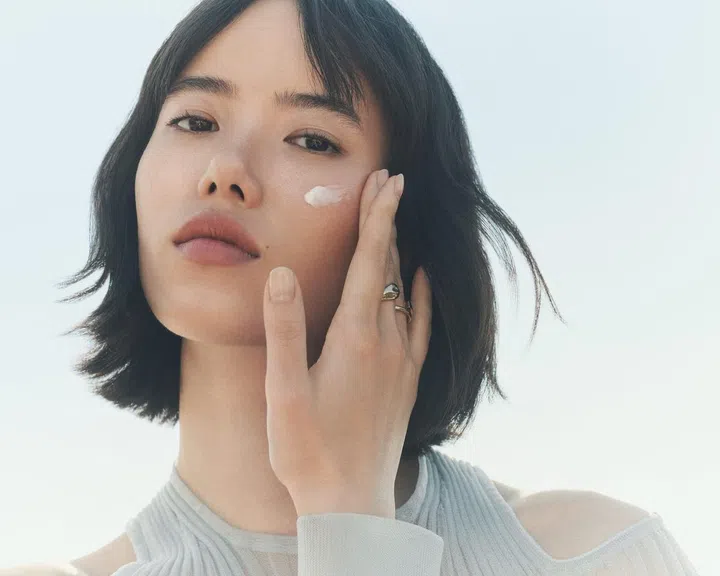 来自深海的宝藏，与划世代的美容科技完美交融，续写着La Mer不朽的逆龄传奇。
