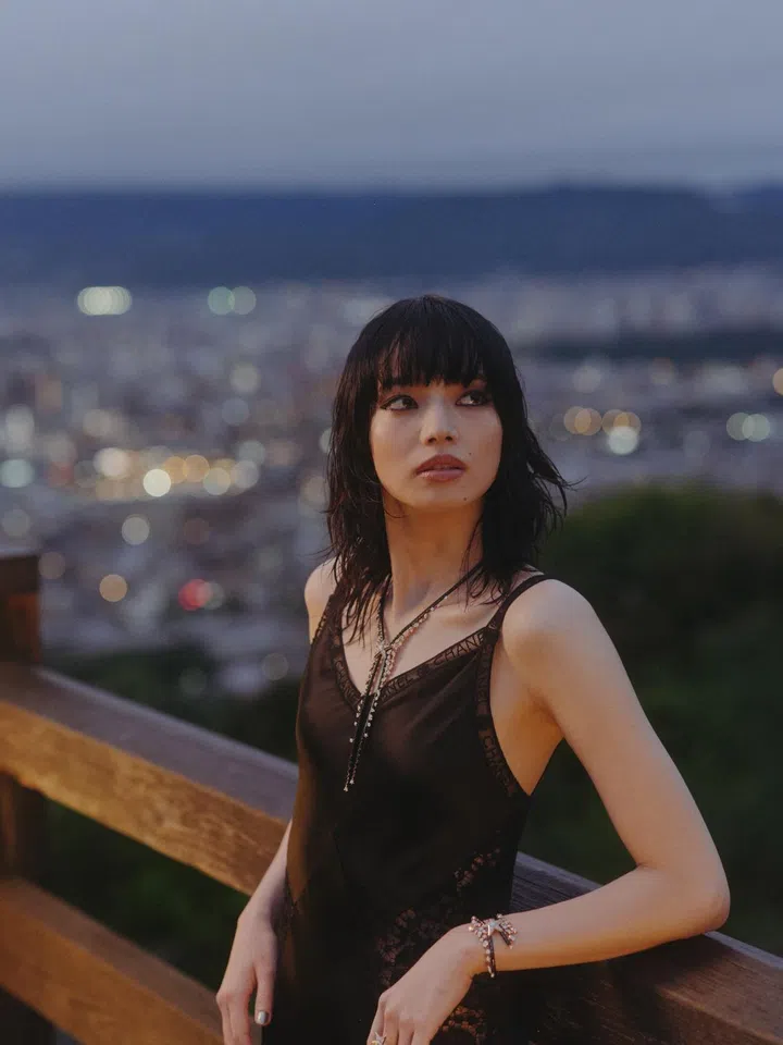 日本女星Nana Komatsu佩戴Reach for the Stars高级珠宝系列Take My Breath Away高级珠宝套组。