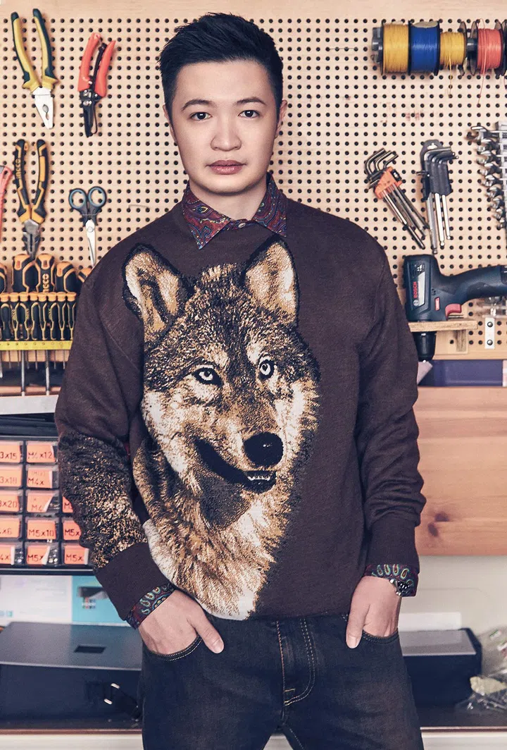 羊毛针织套头衫、真丝衬衫、牛仔裤/Etro。