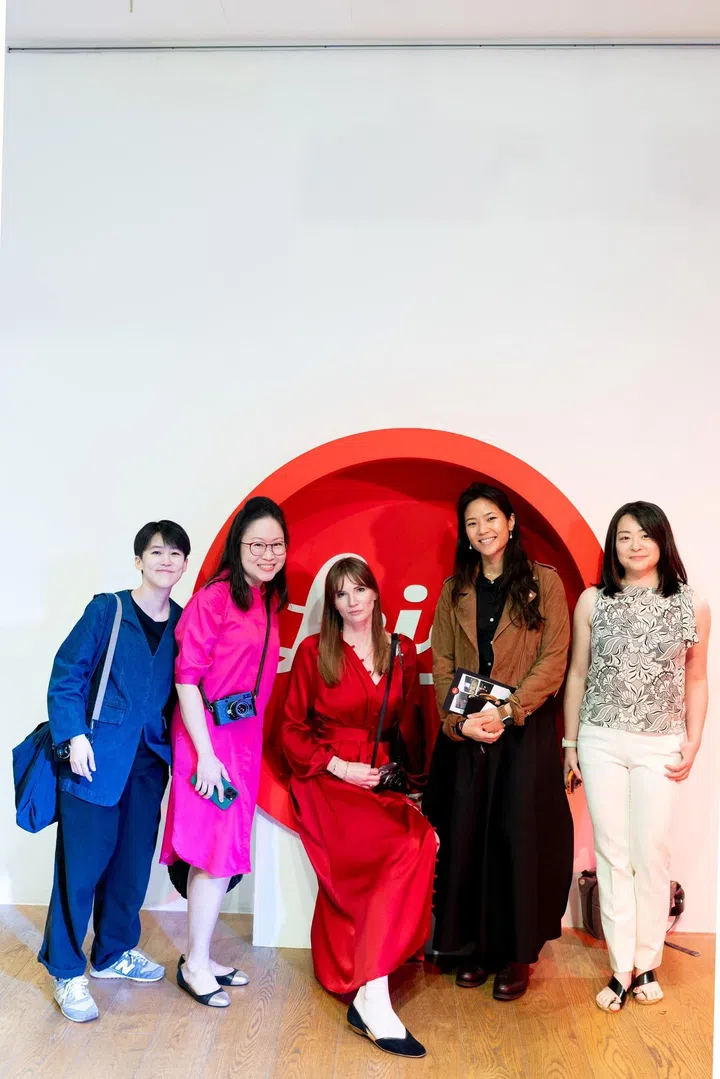 Rebecca Toh与其他四名参与徕卡摄影展的女性摄影师。(Image provided by Leica Singapore)