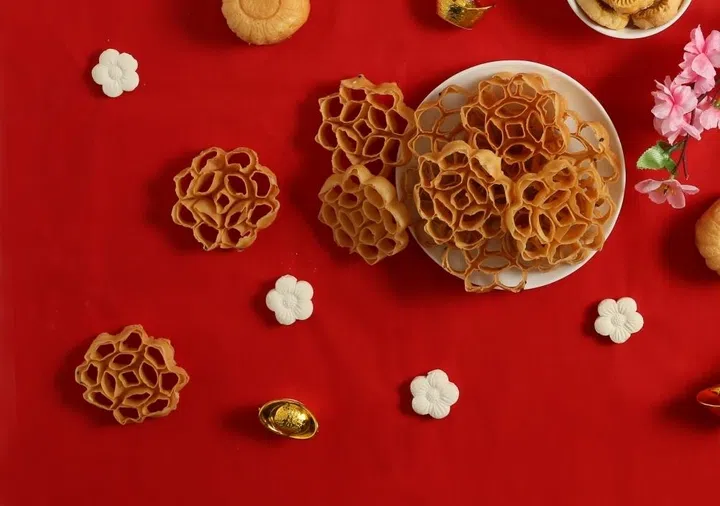 农历新年将至，传统年饼如黄梨挞、万吉糕（Kuih Bangkit）、鸡蛋卷、角仔、蜂窝饼及鸡蛋糕捎来春的气息。
