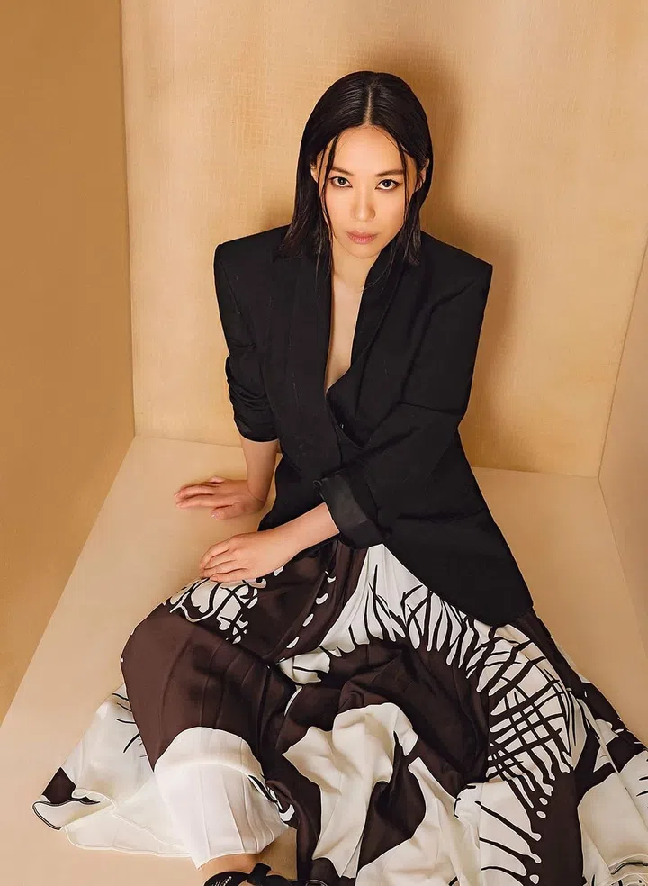 羊毛夹克/Givenchy;丝绸印花半身裙/Ferragamo。