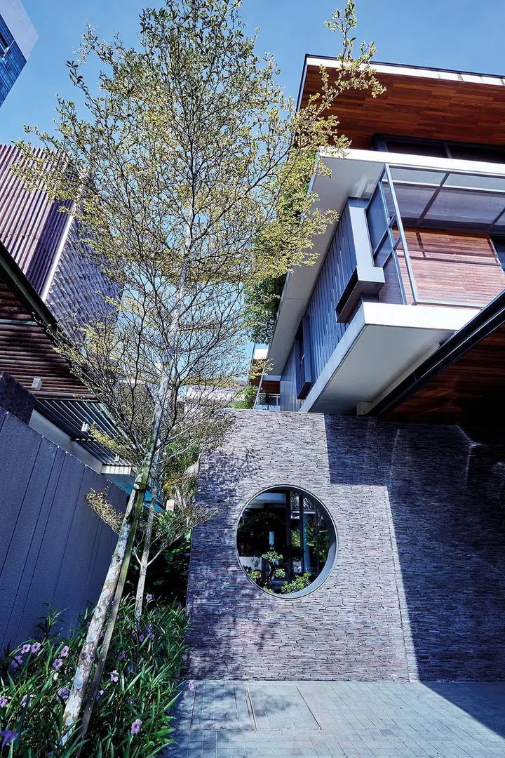 户外以绿植和充满禅意的月门带来不同视景。