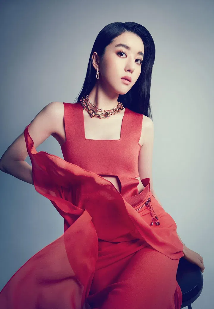 Tiffany HardWear系列玫瑰金镶钻链环耳环;Tiffany HardWear系列玫瑰金镶钻渐变链环项链;Tiffany HardWear系列黄金醒目渐变链环项链/Tiffany & Co。
真丝针织连衣裙、真丝雪纺裙/Hermes。