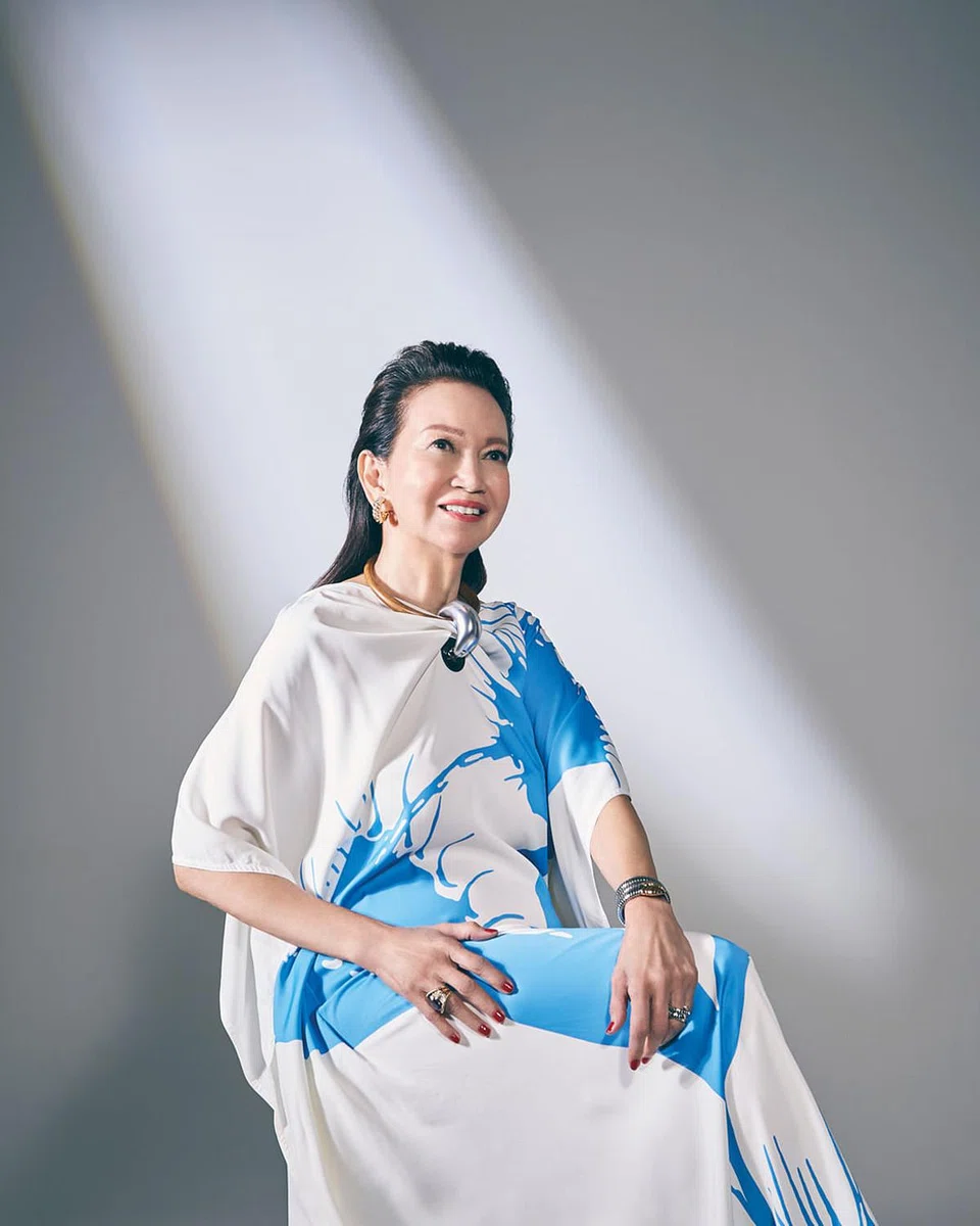 丝绸印花斗篷连衣裙/Ferragamo。