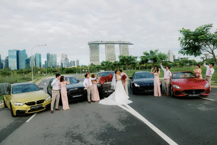 作为Rolls-Royce的忠实顾客，品牌特别安排Phantom车型作为婚车车队的一员，车队由两辆Rolls-Royce、两辆Maserati及一辆BMW组成。