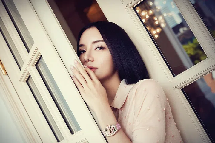 真丝网状上衣/Fendi； The Vanguard Rose Skeleton 腕表/Franck Muller。