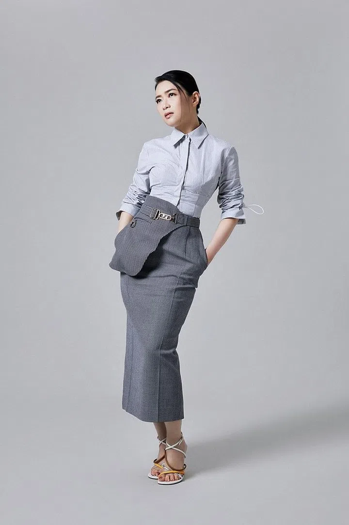 棉质条纹衬衫、羊毛半身裙、皮革绑带高跟鞋/Fendi。