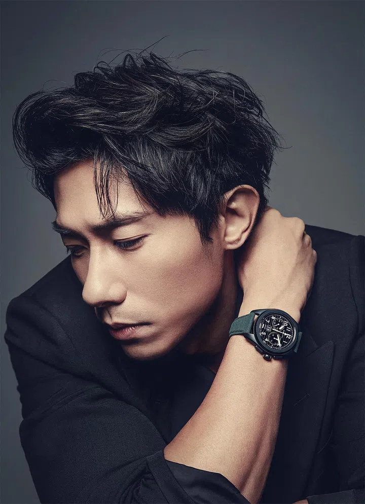 Pilot Big Date Flyback大日期飞返计时腕表/Zenith。羊毛外套/Fendi。