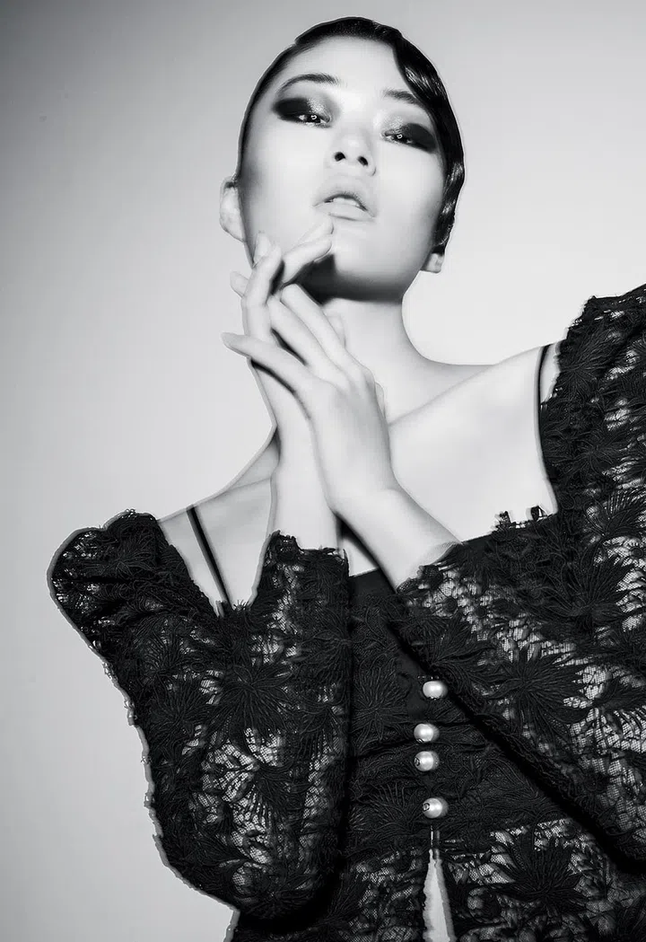 蕾丝衬衫/Dior。