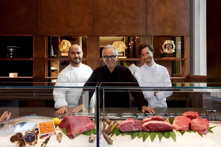 (左至右)行政主厨Greg Bess、 Wolfgang Puck以及Byron Lazaroff-Puck (photo: Marina Bay Sands)
