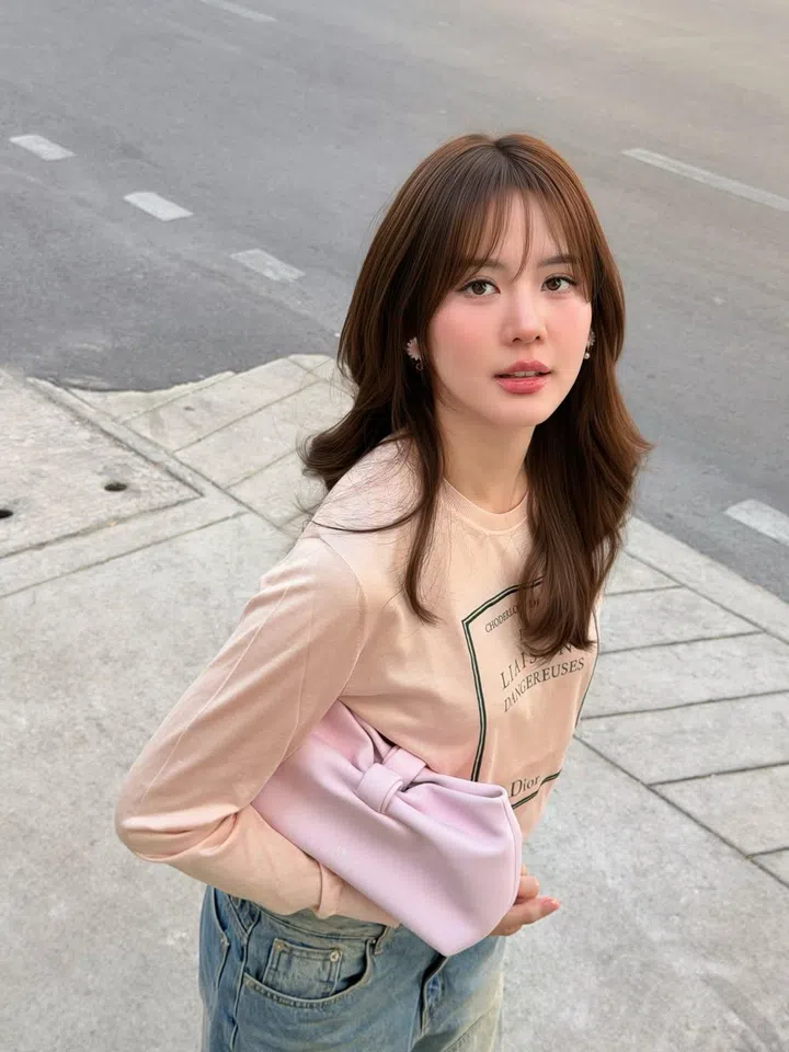 Bow Maylada演绎Dior Bow手袋。