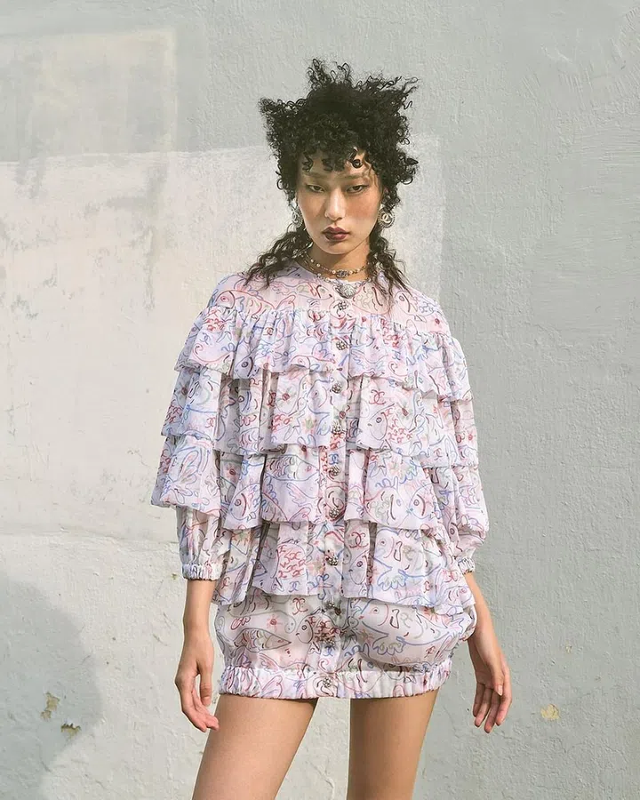 连衣裙、耳环和项链/Chanel。