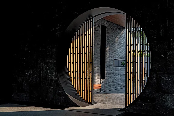 拱形月门散发中国古典庭院风韵。 