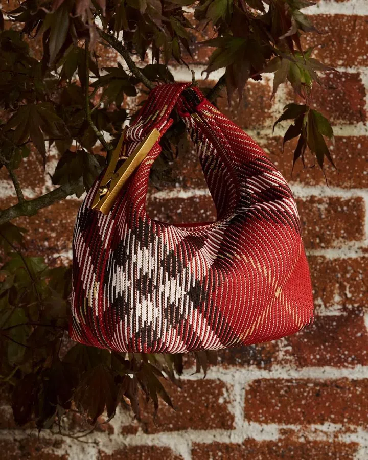 Burberry新禧贺岁系列Peg手袋。Photo Courtesy of Burberry
