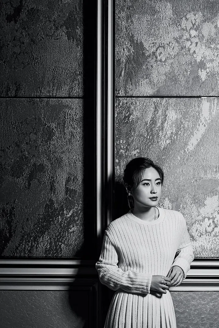黄慧萌/Cynthia Handriani Wijaya 羊毛针织套头衫和羊毛针织中长裙/Loro Piana。