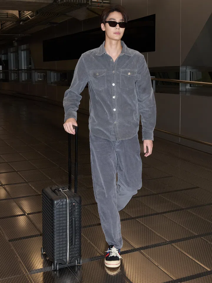 DEW WEARS BOTTEGA VENETA