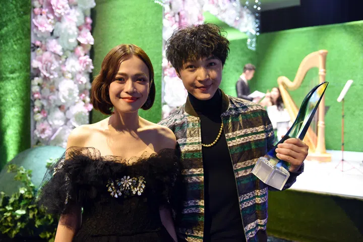 2016年4月24日，《红星大奖2016》第二场颁奖典礼在波那维斯达媒体城的新传媒演播厅举行。艺人徐鸣杰（右）夺得“十大最受欢迎男艺人”奖项后，与陈凤玲一起受访。