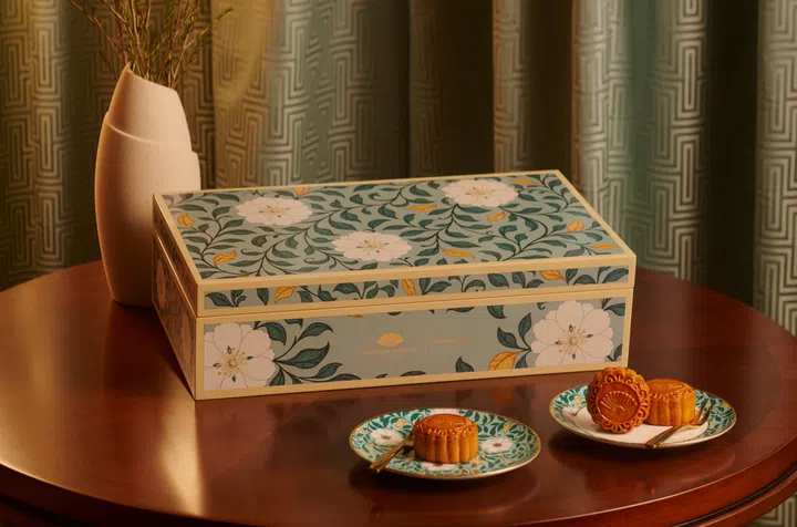 Shanghai Tang Mandarin Oriental  Singapore Moonlit Elegance Mooncake