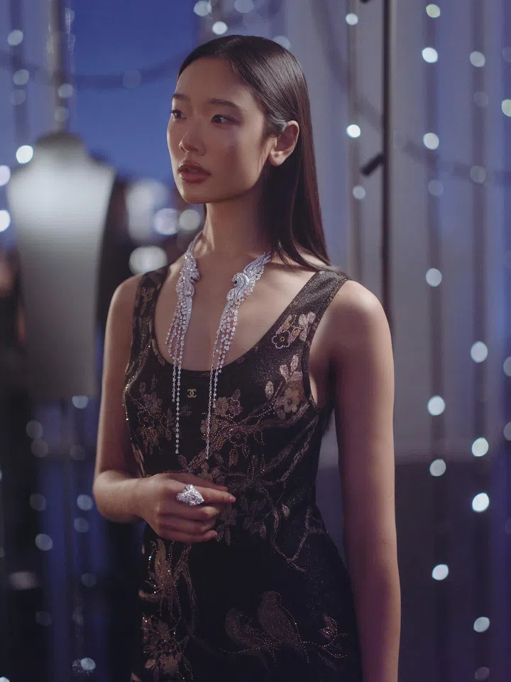 泰国女星Chutimon Chuengcharoensukying佩戴Reach for the Stars高级珠宝系列All Eyes On Me项链。