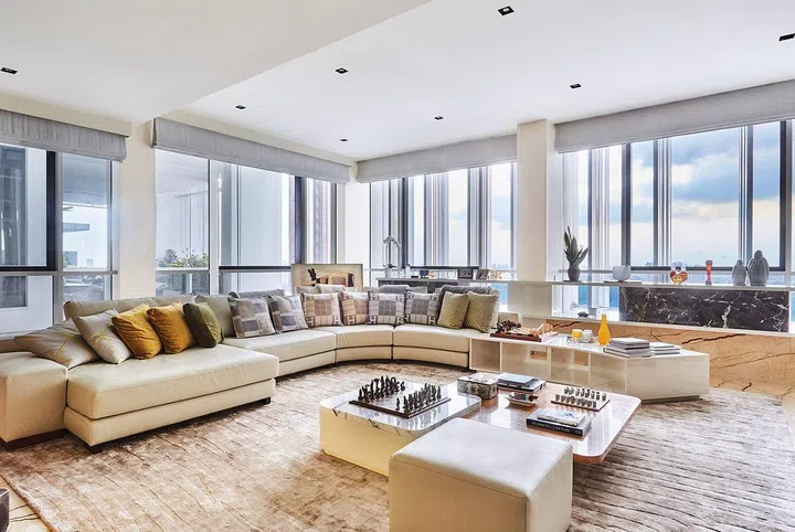 女主人喜爱宴客，客厅放置了巨型意大利 特制沙发， 让亲友能够轻松共聚一堂。