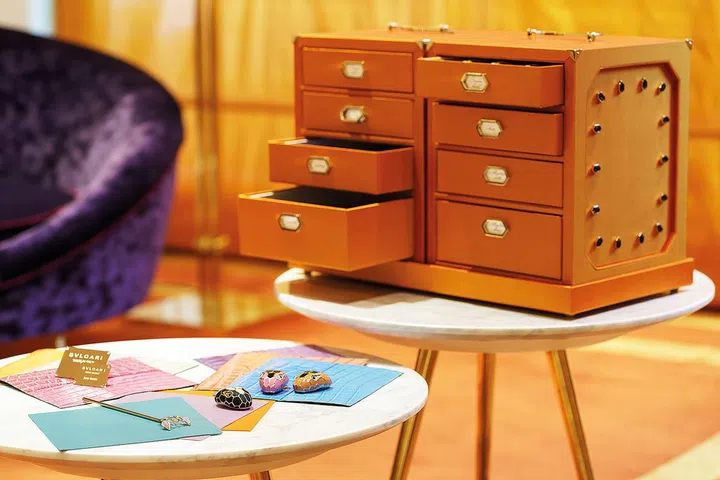 经典的Serpenti Forever系列手袋是手袋迷彰显个性的完美之选。色彩丰富的皮革选择，延续宝格丽多姿多彩的宝石风格。