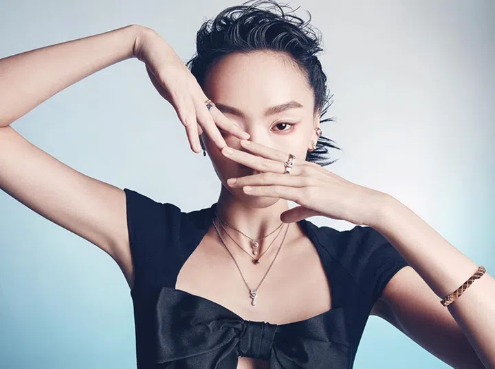 Eternal N°5白金镶钻项链; Eternal N°5 米色金镶钻项链; Coco Crush米色金项链; Coco Crush米色金手镯; Eternal N°5米色金镶钻单只耳环; Coco Crush白金镶钻单只耳环; Coco Crush米色金镶钻单只耳环; Coco Crush白金戒指小型款; Eternal N°5白金镶钻戒指; Coco Crush米色金窄版戒指; Coco Crush白金镶钻窄版戒指;Coco Crush黄金镶钻金窄版戒指/Chanel。饰缎面蝴蝶结真丝连体衣/Chanel。