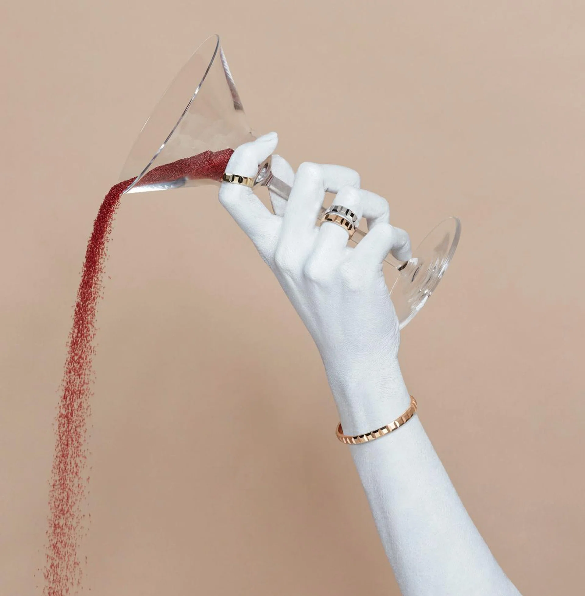 上至下：Quatre Clou de Paris巴黎饰纹黄金戒指；Quatre Grosgrain罗缎直线刻纹黄金戒指；Quatre Grosgrain罗缎直线刻纹黄金手镯；Quatre Clou de Paris巴黎饰纹黄金手镯。