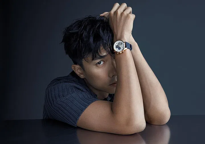 羊毛针织Polo衫/Fendi; Chronomaster Open腕表18K玫瑰金款/Zenith。