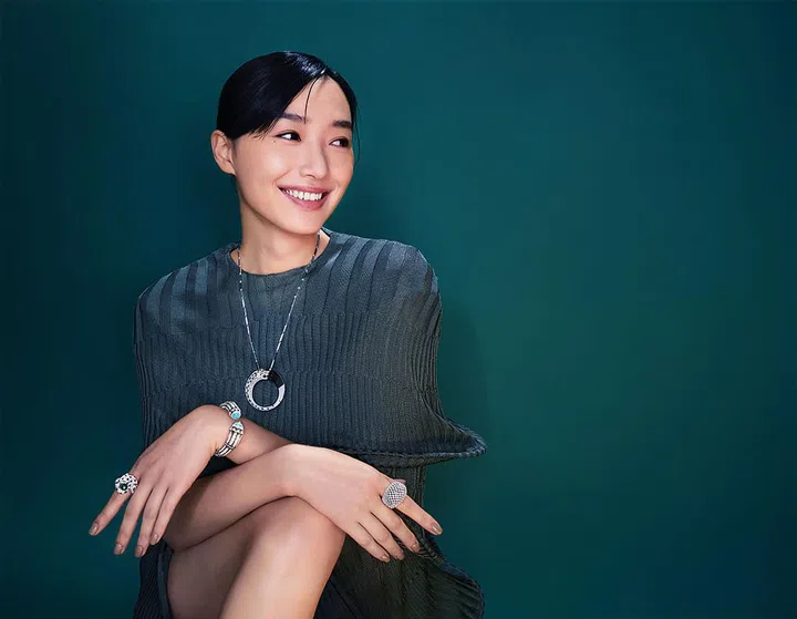 Panthère de Cartier项链，白金镶嵌黑陶瓷、祖母绿、缟玛瑙和钻石; Panthère de Cartier白金镶嵌祖母绿、缟玛瑙和钻石;  白金镶嵌绿松石、凸形蛋面切割祖母绿、黑漆和钻石手镯; Coussin de Cartier白金镶钻戒指/Cartier; 连衣裙/Tory Burch。