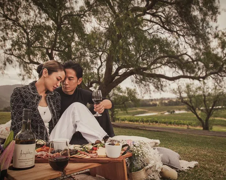 距离悉尼两小时的猎人谷Audrey Wilkinson Vineyard呈现世隔绝的宁静与优雅氛围，葡萄园与田野交织成美丽画卷，是探索澳洲经典风土与美酒的理想之地。outfit: 戚玉武/Fendi ; 白薇秀 / Dior