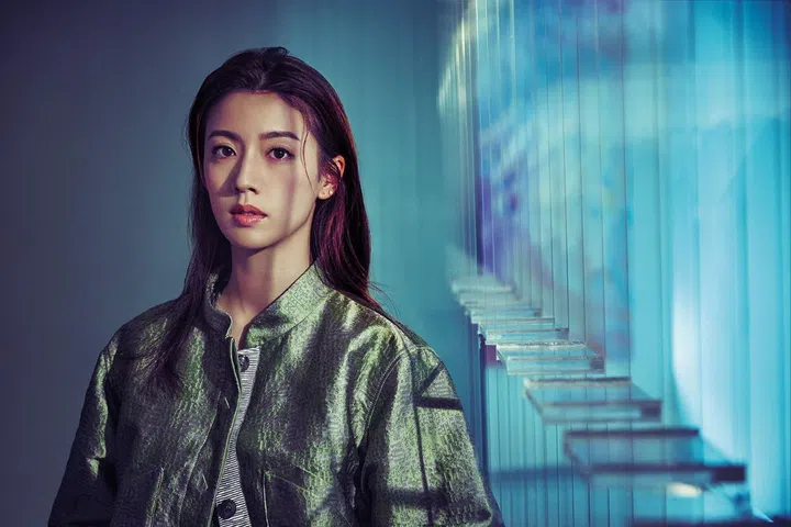 聚酯聚酰胺夹克、配套短裤和聚酯皱褶上衣/Emporio Armani。