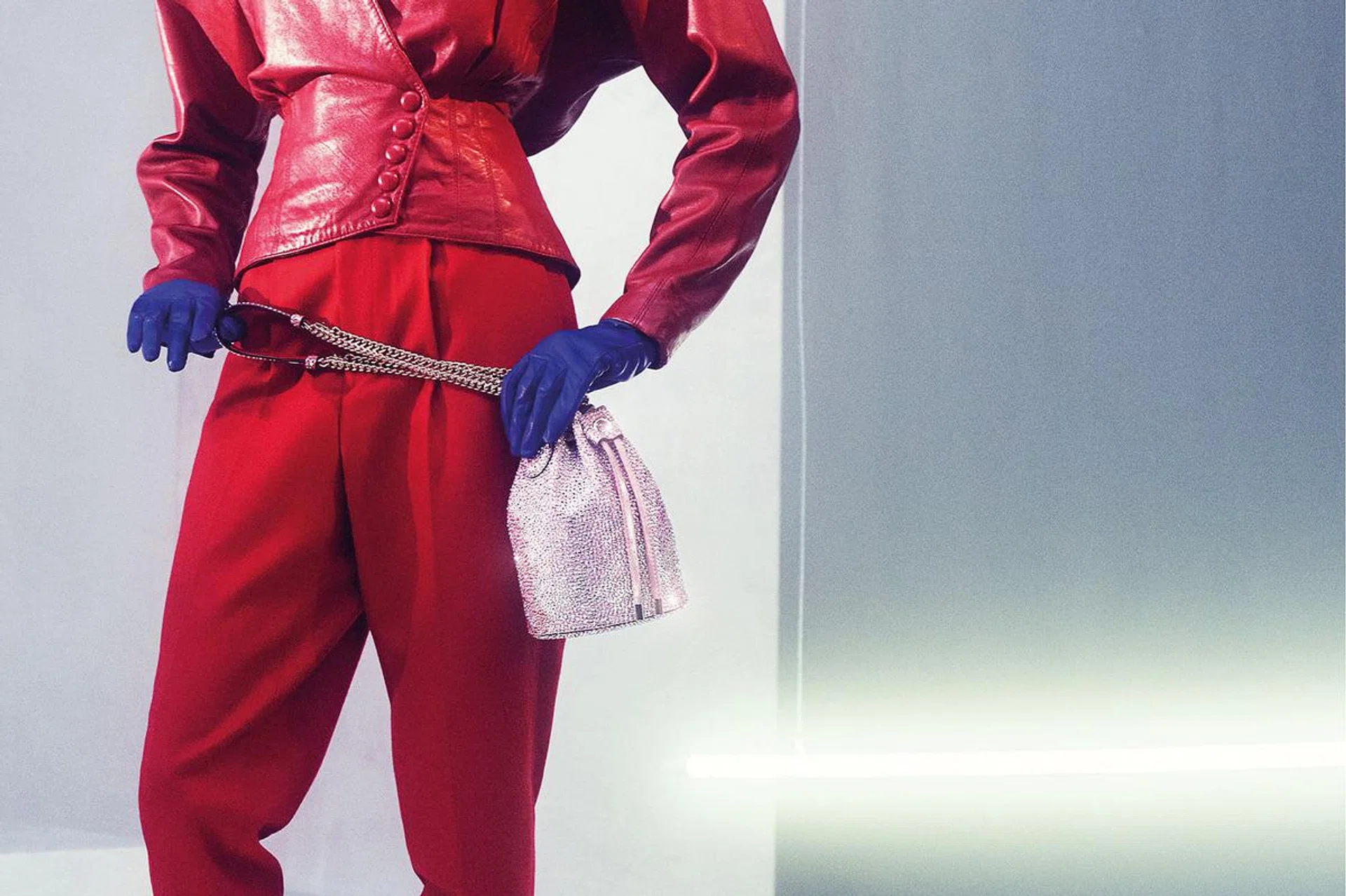 Christian Louboutin人气Marie Jane水桶包在2019秋冬“Nuit Blanche”系列中显得繁华炫目。