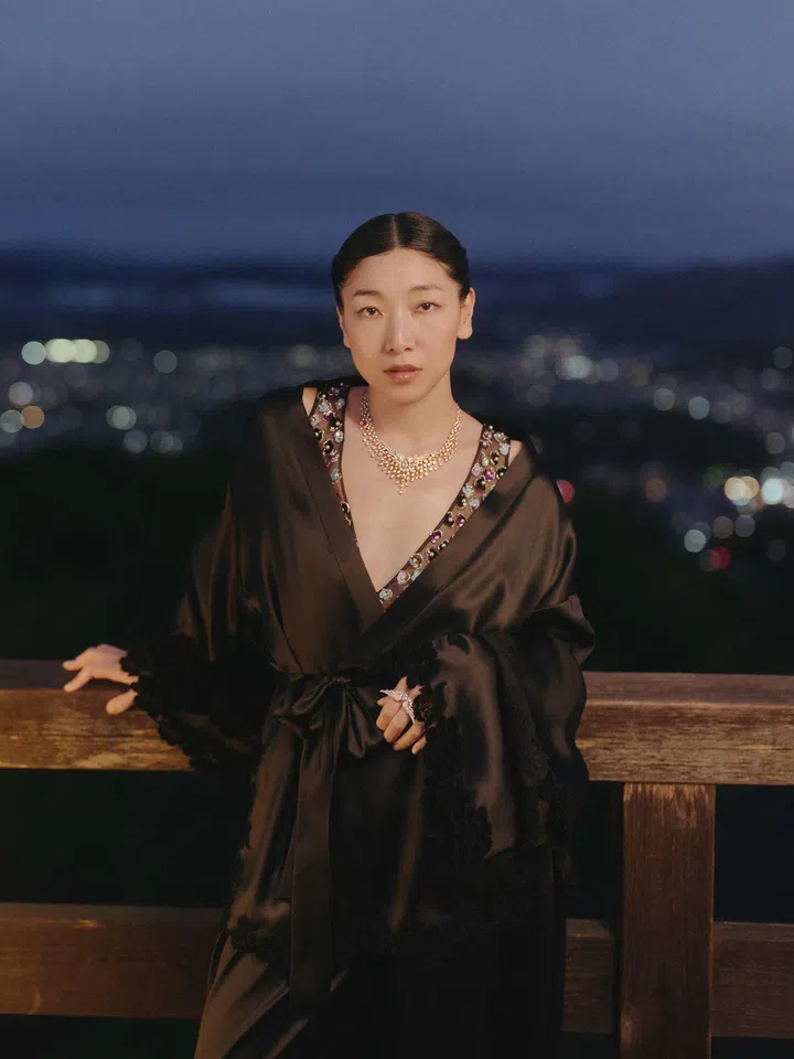 日本演员Sakura Ando佩戴Reach for the Stars高级珠宝系列Pretty Wings项链及戒指。