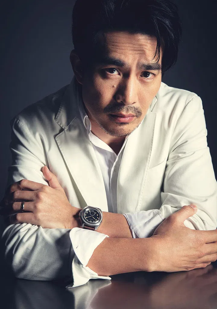 捷克空军1935腕表，搭配棕色皮革表带/Longines。棉质衬衫、线条西装/Polo Ralph Lauren。